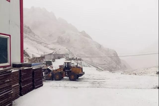 人間四月芳菲盡，山中春雪還復(fù)來