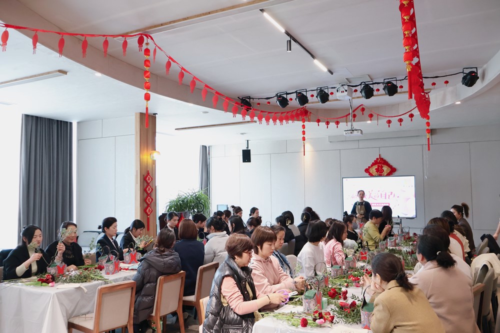 做最美的自己｜開(kāi)元集團(tuán)舉行“三八女神節(jié)”插花與美妝活動(dòng)